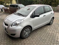 Silber Gebraucht 2010 Toyota Yaris Limousine | 2.390 € (Fairer Preis)