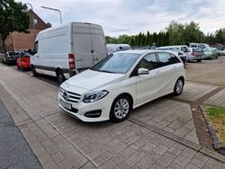 Weiß Gebraucht 2017 Mercedes 180 Limousine | 8.990 € (Superpreis)