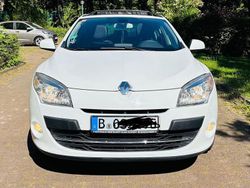 Weiß Gebraucht 2010 Renault Mégane III Luxe Limousine | 5.400 € (Fairer Preis)