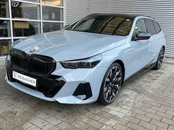 M brooklyn grau metallic Gebraucht 2025 BMW 550e Comfort Edition Kombi | 93.990 € (Teuer)