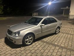 Silber Gebraucht 2005 Mercedes 220 Limousine | 5.000 €