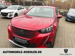 Lackierung elixierrot/typ ver Gebraucht 2021 Peugeot e-2008 Active SUV | 17.980 € (Fairer Preis)