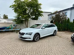 Weiß Gebraucht 2016 Skoda Superb LAURIN & KLEMENT Kombi | 14.300 € (Fairer Preis)