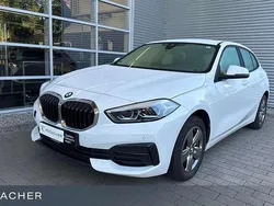 Alpinweiß uni Gebraucht 2024 BMW 118 Advantage Kleinwagen | 20.990 € (Fairer Preis)