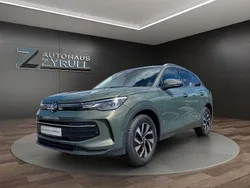 Grün Gebraucht 2024 VW Tiguan Life SUV | 39.890 € (Etwas zu teuer)