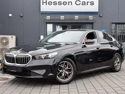 Black sapphire metallic (475) Gebraucht 2024 BMW 520 Sport Line Limousine | 44.750 € (Superpreis)