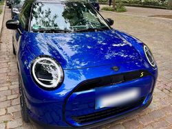 Blau Gebraucht 2024 Mini Cooper SE Favoured Kleinwagen | 32.999 € (Etwas zu teuer)