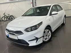 Weiß Gebraucht 2022 Kia Ceed Limousine | 12.995 €
