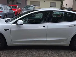 Weiß Gebraucht 2022 Tesla Model 3 Standard Range Plus Limousine | 28.500 € (Fairer Preis)