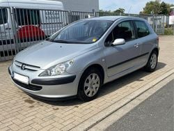 Silber Gebraucht 2002 Peugeot 307 Tendance Limousine | 1.950 € (Fairer Preis)