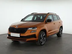 Phoenixorange metallic Gebraucht 2024 Skoda Karoq SportLine SUV | 32.739 € (Fairer Preis)