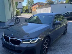 Grau Gebraucht 2023 BMW 530e M Sport Limousine | 36.999 € (Fairer Preis)