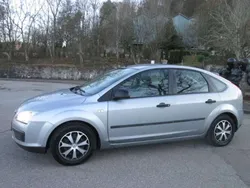 Grau Gebraucht 2005 Ford Focus Trend+ Limousine | 444 € (Fairer Preis)