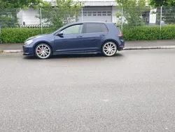 Blau Gebraucht 2017 VW Golf VII GTI Limousine | 17.800 €