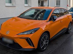 Orange Gebraucht 2024 MG MG4 EV Luxury Kleinwagen | 23.699 € (Teuer)