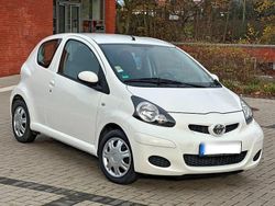 Weiß Gebraucht 2010 Toyota Aygo Cool Kleinwagen | 3.250 € (Fairer Preis)