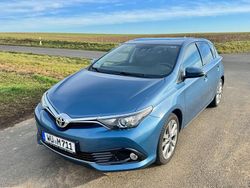Blau Gebraucht 2017 Toyota Auris Edition-S Limousine | 12.000 € (Fairer Preis)
