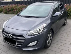 Grau Gebraucht 2016 Hyundai i30 Passion Limousine | 10.400 € (Fairer Preis)