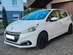 Weiß Gebraucht 2016 Peugeot 208 Kleinwagen | 5.000 € (Guter Preis)