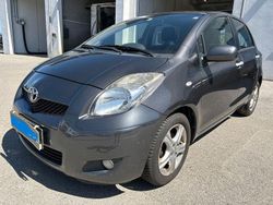 Grau Gebraucht 2011 Toyota Yaris Limousine | 3.900 € (Fairer Preis)