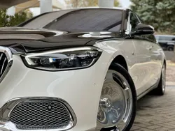 Weiß Gebraucht 2023 Mercedes S680 Maybach Limousine | 222.530 €