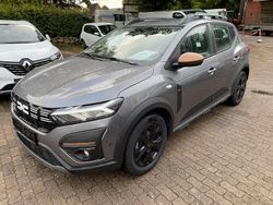 Grau Gebraucht 2024 Dacia Sandero Expression Kleinwagen | 17.800 € (Fairer Preis)