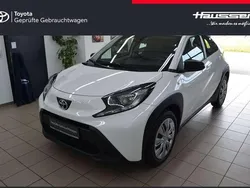 Schneeweiß Gebraucht 2023 Toyota Aygo X-play Kleinwagen | 13.840 € (Guter Preis)