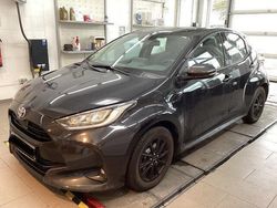Black mica / ink Gebraucht 2022 Toyota Yaris Hybrid Team Limousine | 16.790 € (Superpreis)