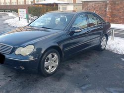 Blau Gebraucht 2001 Mercedes C200 Kleinwagen | 1.800 €