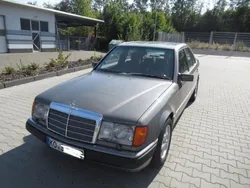 Grau Gebraucht 1990 Mercedes E300 Limousine | 9.999 €