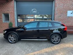 Schwarz Gebraucht 2017 Volvo V60 CC Kombi | 10.950 €