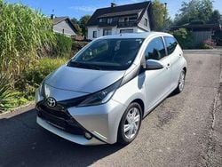 Silber Gebraucht 2015 Toyota Aygo X-play Kleinwagen | 5.500 € (Fairer Preis)