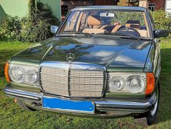 Grün Gebraucht 1982 Mercedes E230 Limousine | 9.900 €
