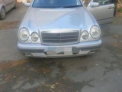 Silber Gebraucht 1998 Mercedes E240 Limousine | 2.000 €