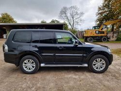 Schwarz Gebraucht 2016 Mitsubishi Pajero SUV | 25.900 € (Fairer Preis)
