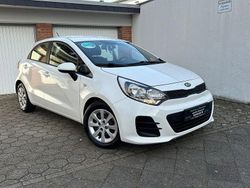 Weiß Gebraucht 2017 Kia Rio Limousine | 5.150 € (Fairer Preis)