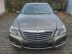 Braun Gebraucht 2009 Mercedes E200 Avantgarde Limousine | 9.900 € (Fairer Preis)