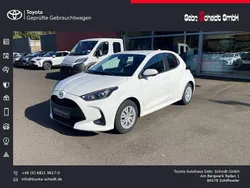 Weiß Gebraucht 2022 Toyota Yaris Comfort Limousine | 15.280 € (Fairer Preis)