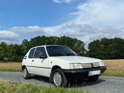 Weiß Gebraucht 1992 Peugeot 205 Limousine | 3.999 €