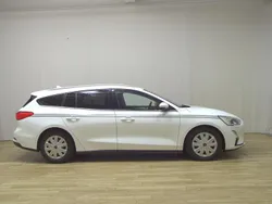 Weiss Gebraucht 2019 Ford Focus Cool & Connect Limousine | 8.990 € (Guter Preis)