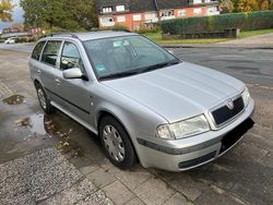 Silber Gebraucht 2002 Skoda Octavia Kombi | 2.150 €