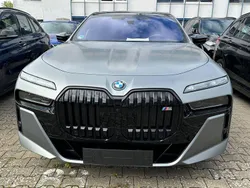 Grau (frozuen grey) Gebraucht 2024 BMW 750e M Sport Limousine | 105.900 € (Fairer Preis)