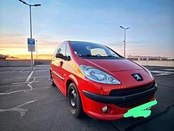 Rot Gebraucht 2006 Peugeot 1007 Van / Kleinbus | 2.700 € (Teuer)