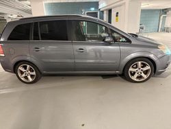 Grau Gebraucht 2006 Opel Zafira Van / Kleinbus | 2.100 € (Fairer Preis)
