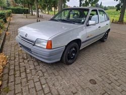 Silber Gebraucht 1991 Opel Kadett Limousine | 1.950 €