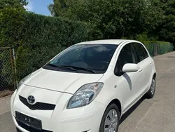 Weiß Gebraucht 2009 Toyota Yaris Cool Limousine | 3.699 € (Fairer Preis)