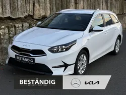 Weiß (carraraweiss) Gebraucht 2024 Kia Ceed Sportswagon Comfort Kombi | 24.898 € (Superpreis)