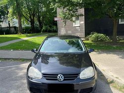 Schwarz Gebraucht 2004 VW Golf V Kleinwagen | 1.999 € (Etwas zu teuer)
