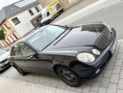 Schwarz Gebraucht 2004 Mercedes E220 Classic Limousine | 3.500 € (Fairer Preis)