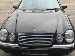 Schwarz Gebraucht 1998 Mercedes E280 Avantgarde Limousine | 6.200 € (Teuer)